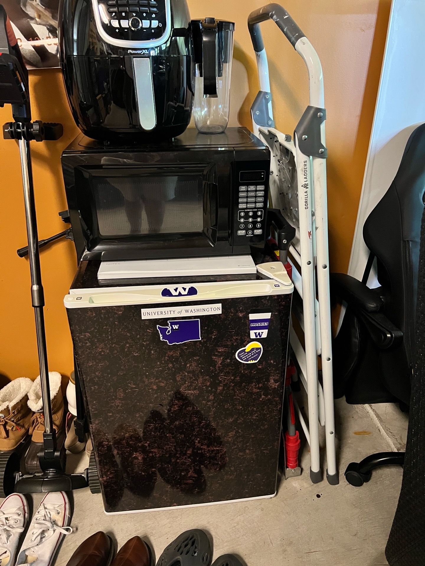 Mini Fridge, microwave and Airfryer
