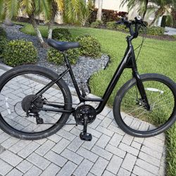 Specialized Roll Hybrid Bike (Low Stepthrough)