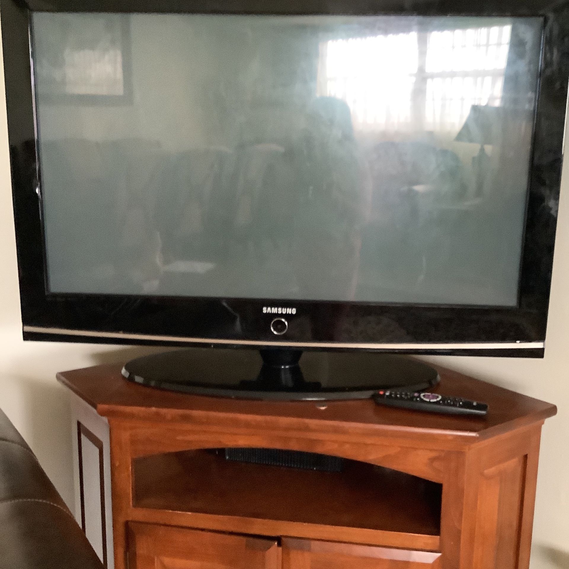 Samsung Tv With Table For Only 200