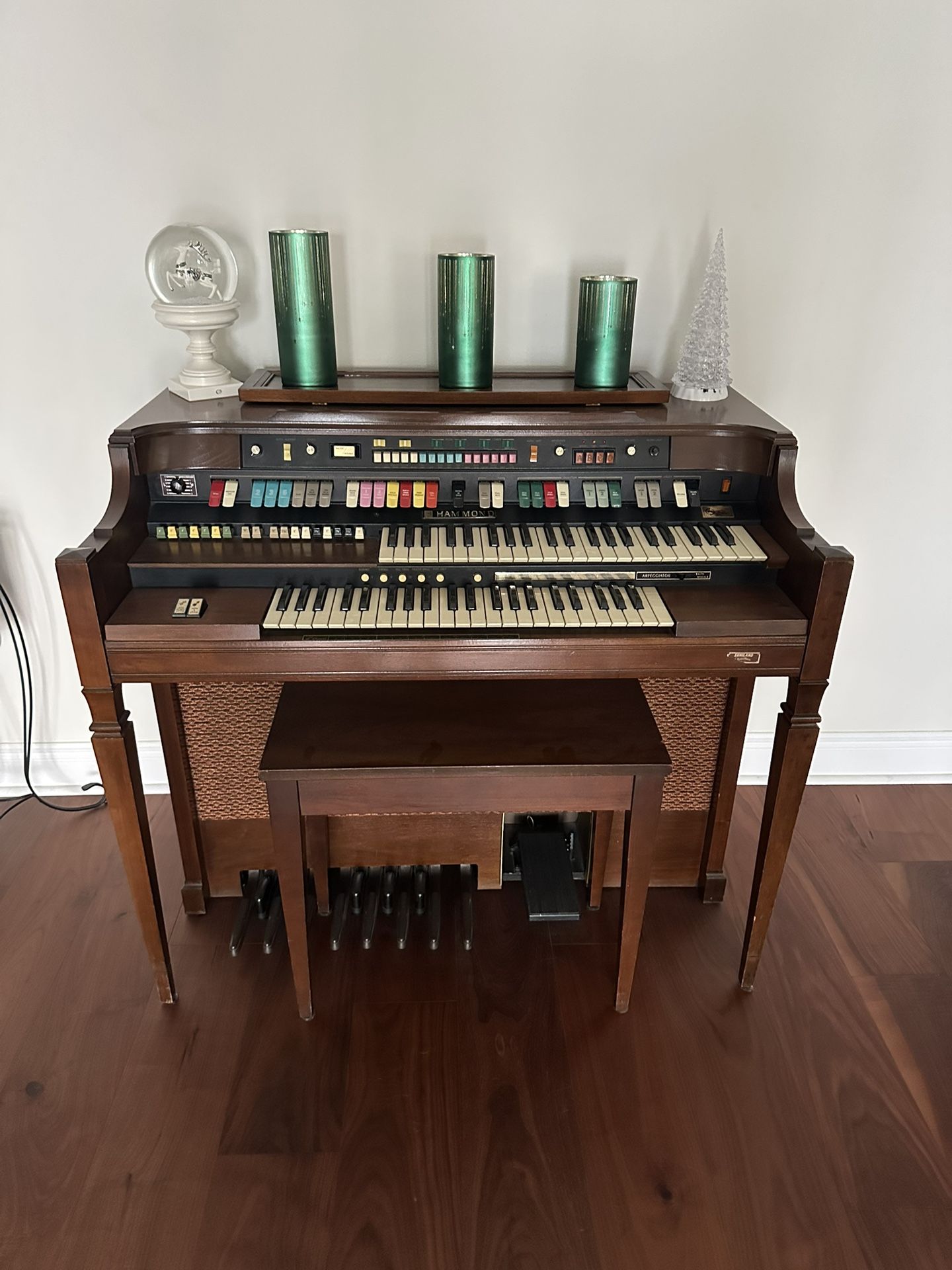 Hammond Organ (Model 8200) with Animation By Leslie