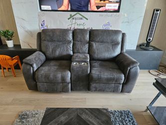Electric Recliner 2 cup holders center storage. Perfect condition. Bargain 150.