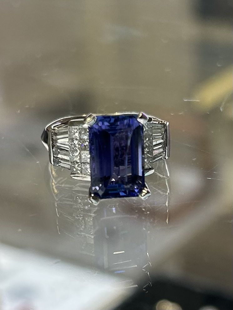 18kt White Gold 6.21 CT Tanzanite And 1.5 CT Diamond Ring