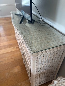 Wicker chest with 6 large drawers and glass top