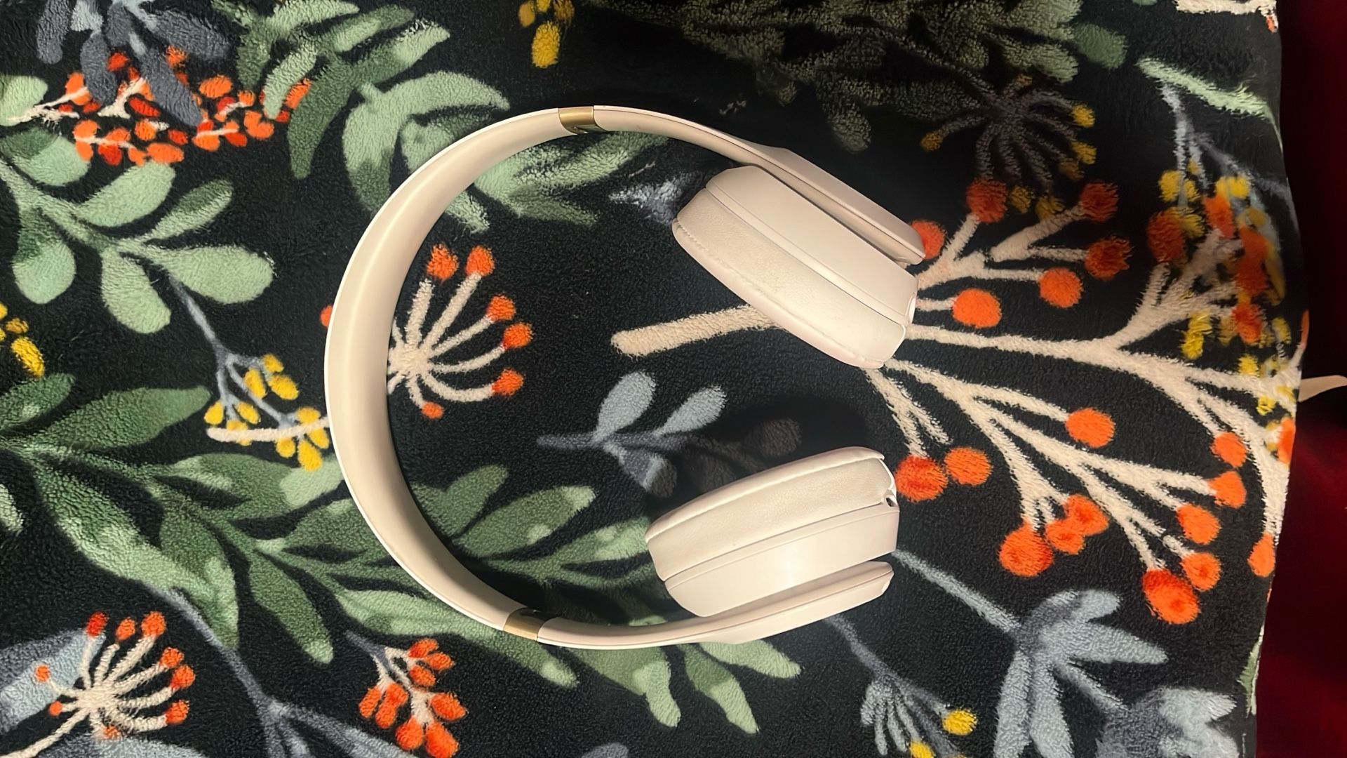 Beats Solo 4 (color White )