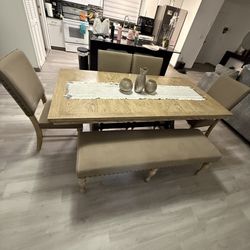 Mesa De Comedor Con 4 Sillas Y Un Banco En El Que Caben 3 Adults O 4 Ninos