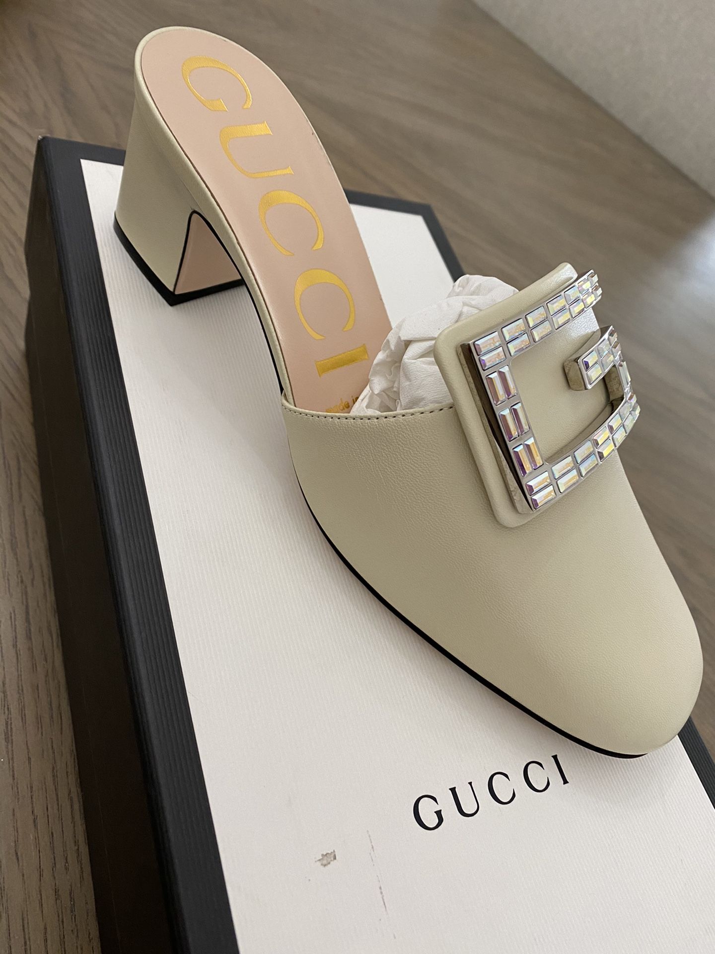 Womans Gucci Shoes Size 7.5