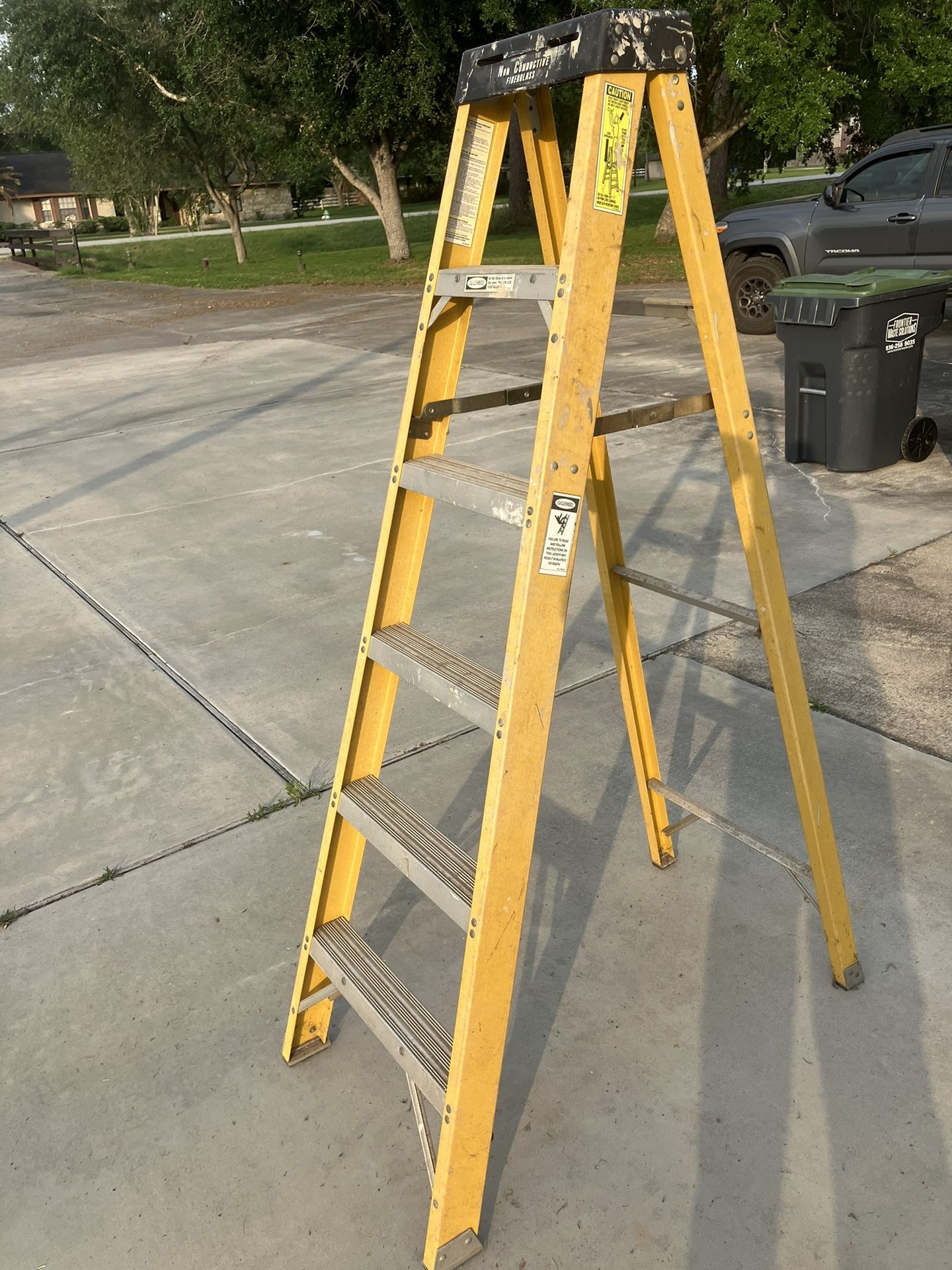 Werner 6’ Heavy Duty Fiberglass Step Ladder 