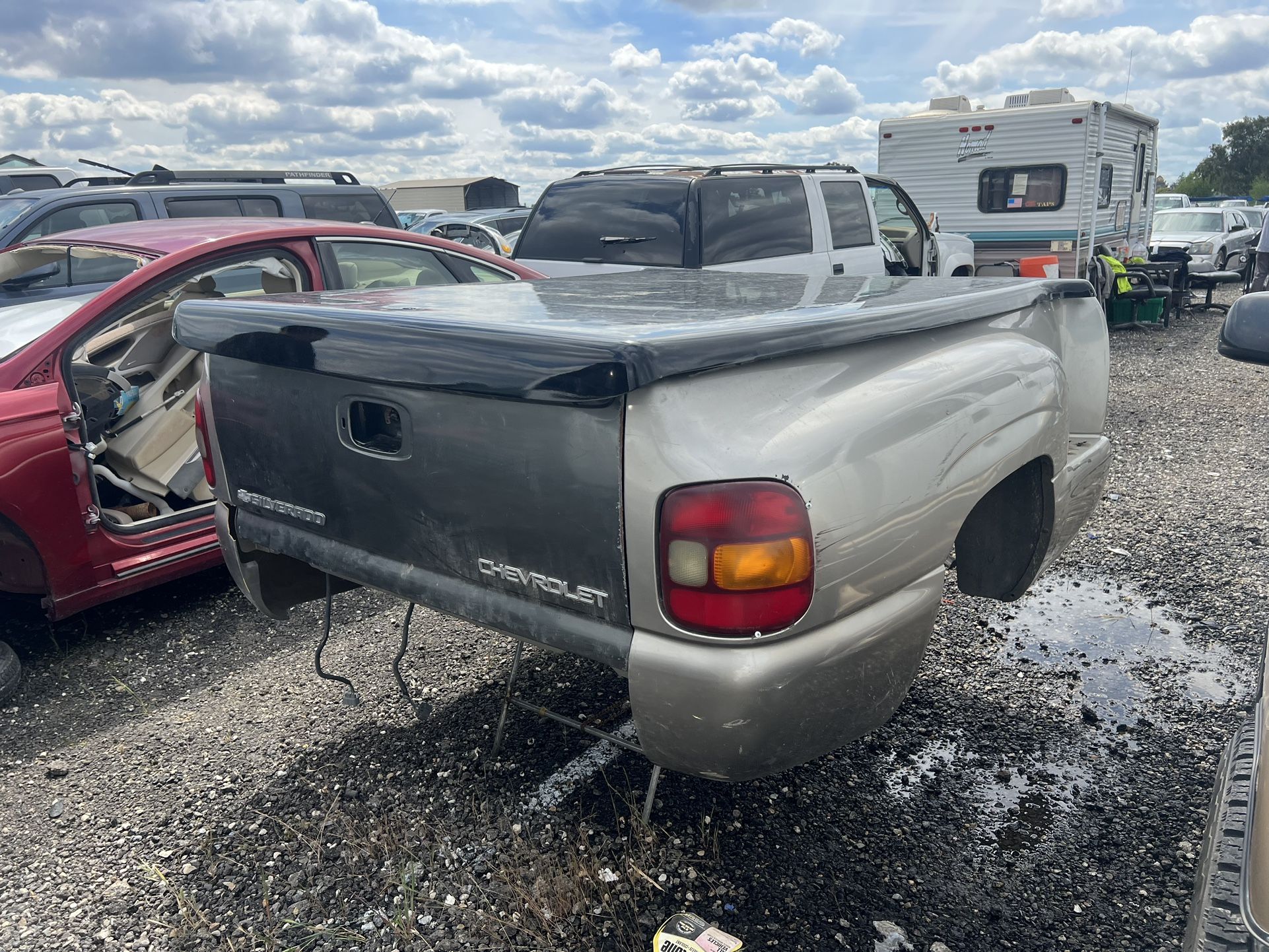 Caja Chevy De Cortas Y Mas De 150 Carros Para Partes 