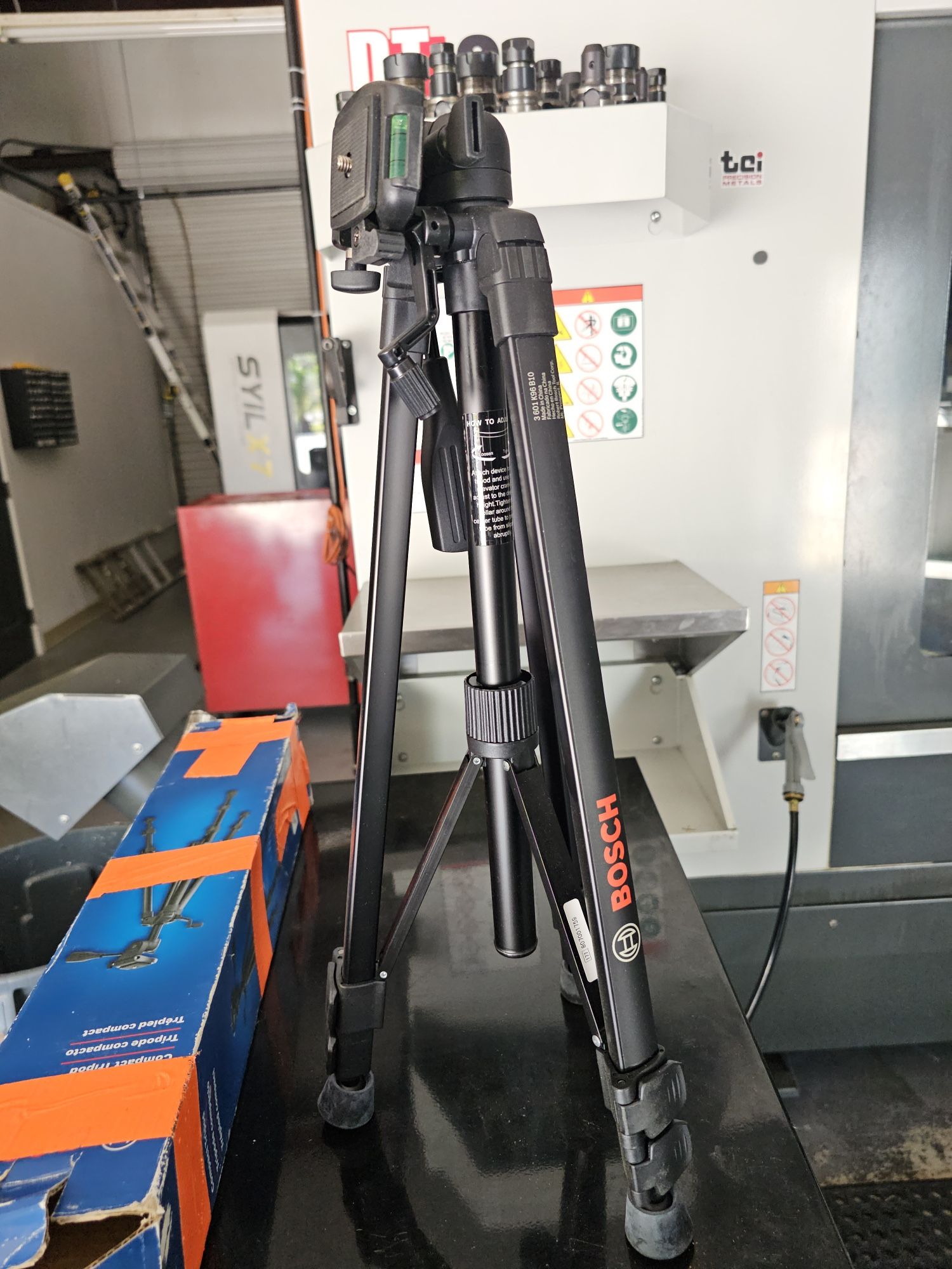 TRIPOD. BOSCH. MULTI USE. BT 150. Compact tripod with extendable height, for use with line lasers, Point lasers and laser distance measures
