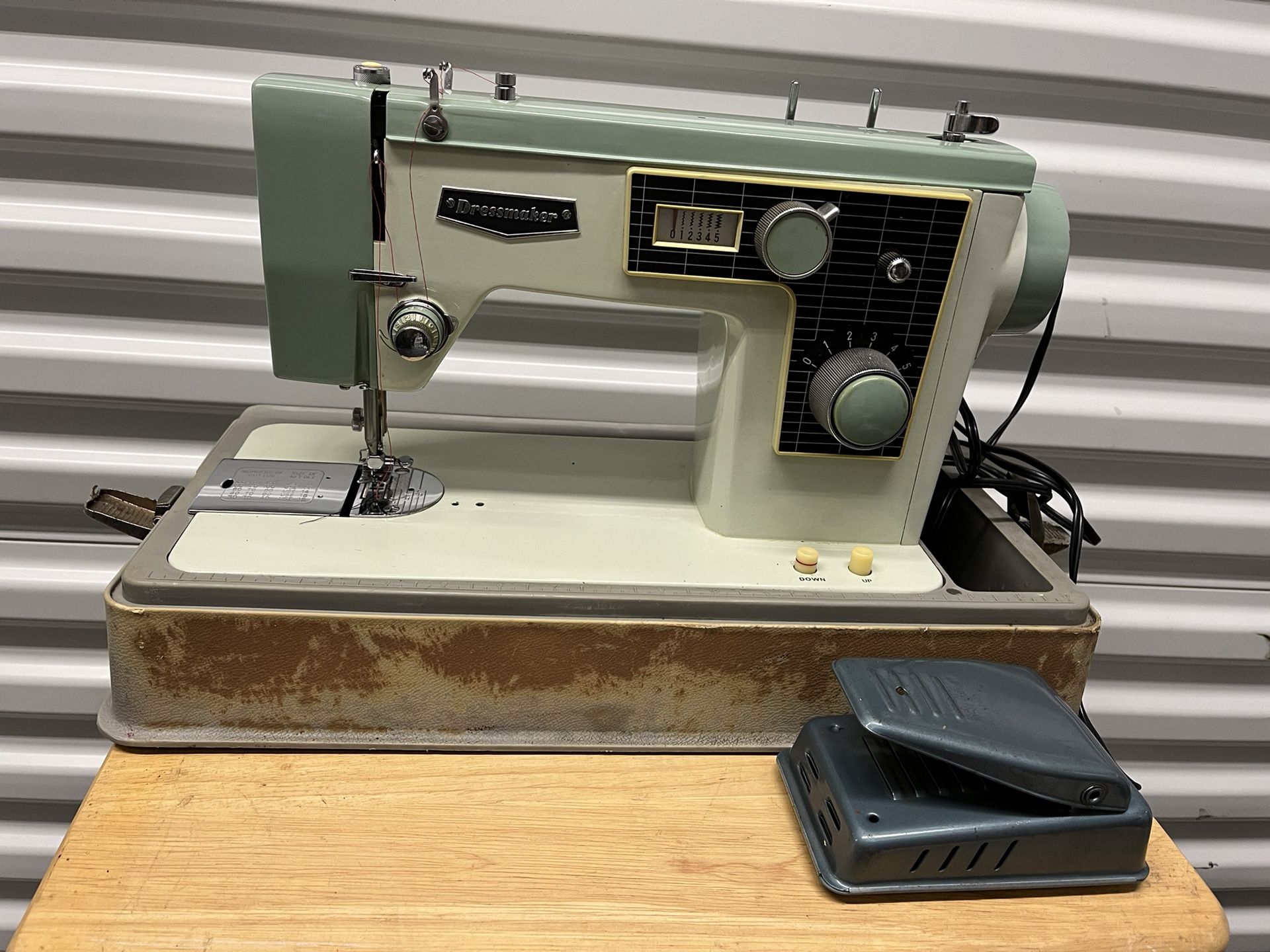 Dressmaker Sewing Machine Zig Zag