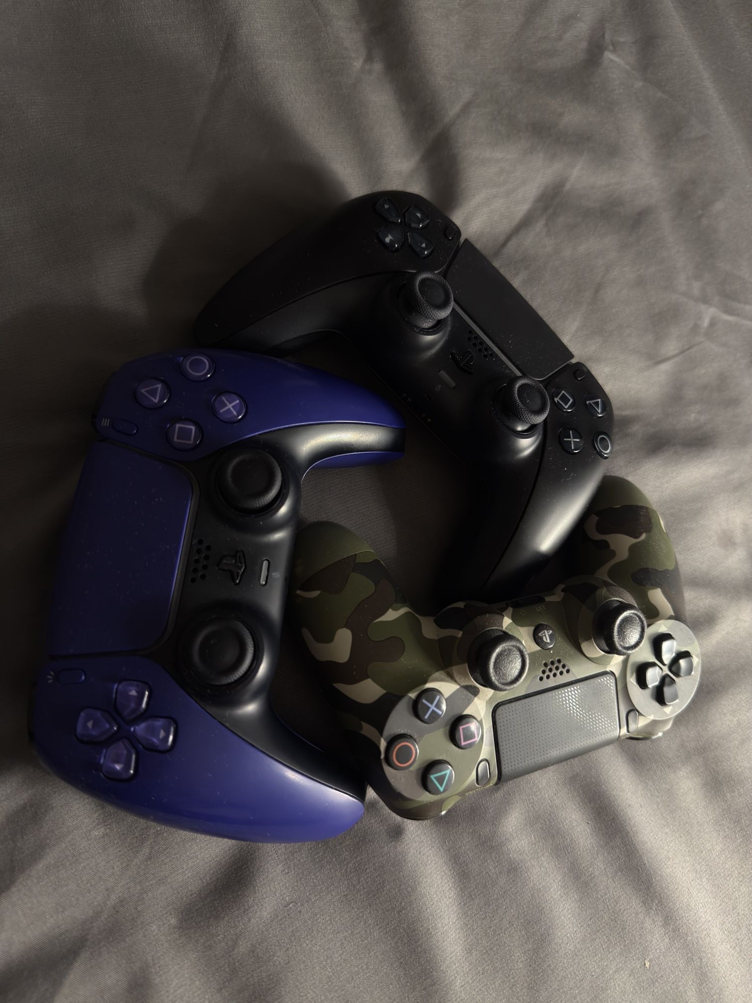 PS5/PS4 Controller Bundle (charging stand included)