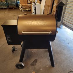 Traeger Pro 22 Smoker Grill bbq 
Excellent 
Used once
300$
Pick up Mesa Alma School and University 