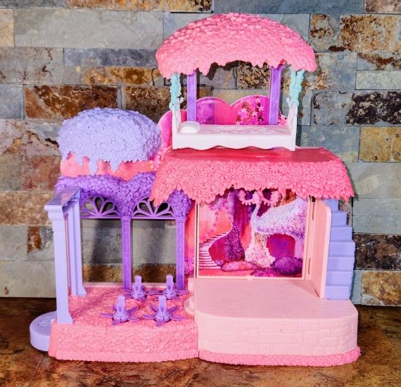 Disney Encanto Isabella's Garden Room Playset • Flower Bloom With Every Step • Features: A Swinging Garden Bed • A Swinging Wall Panel That Changes