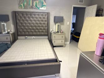 Queen Bed frame/headboard, 2 night stands and 2 lamps Rooms to Go