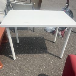 White table/desk