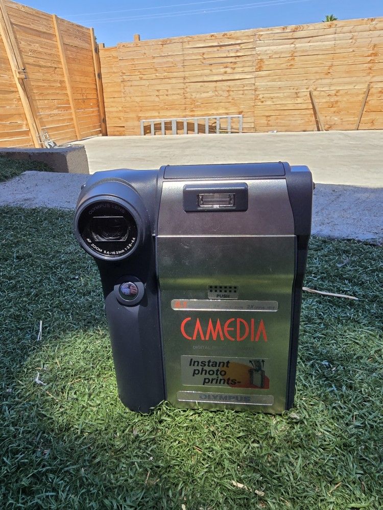 Olympus CAMEDIA C-211 Zoom Digital Printing Camera