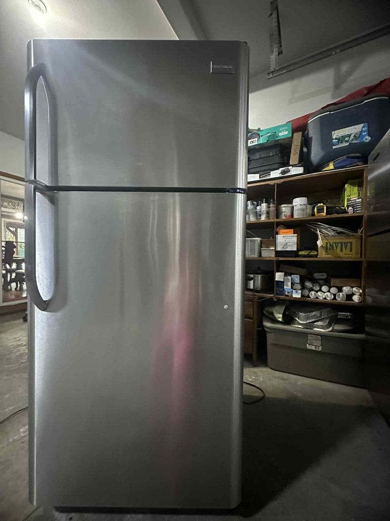 18 cubes Frigidaire stainless steel refrigerator(2017)