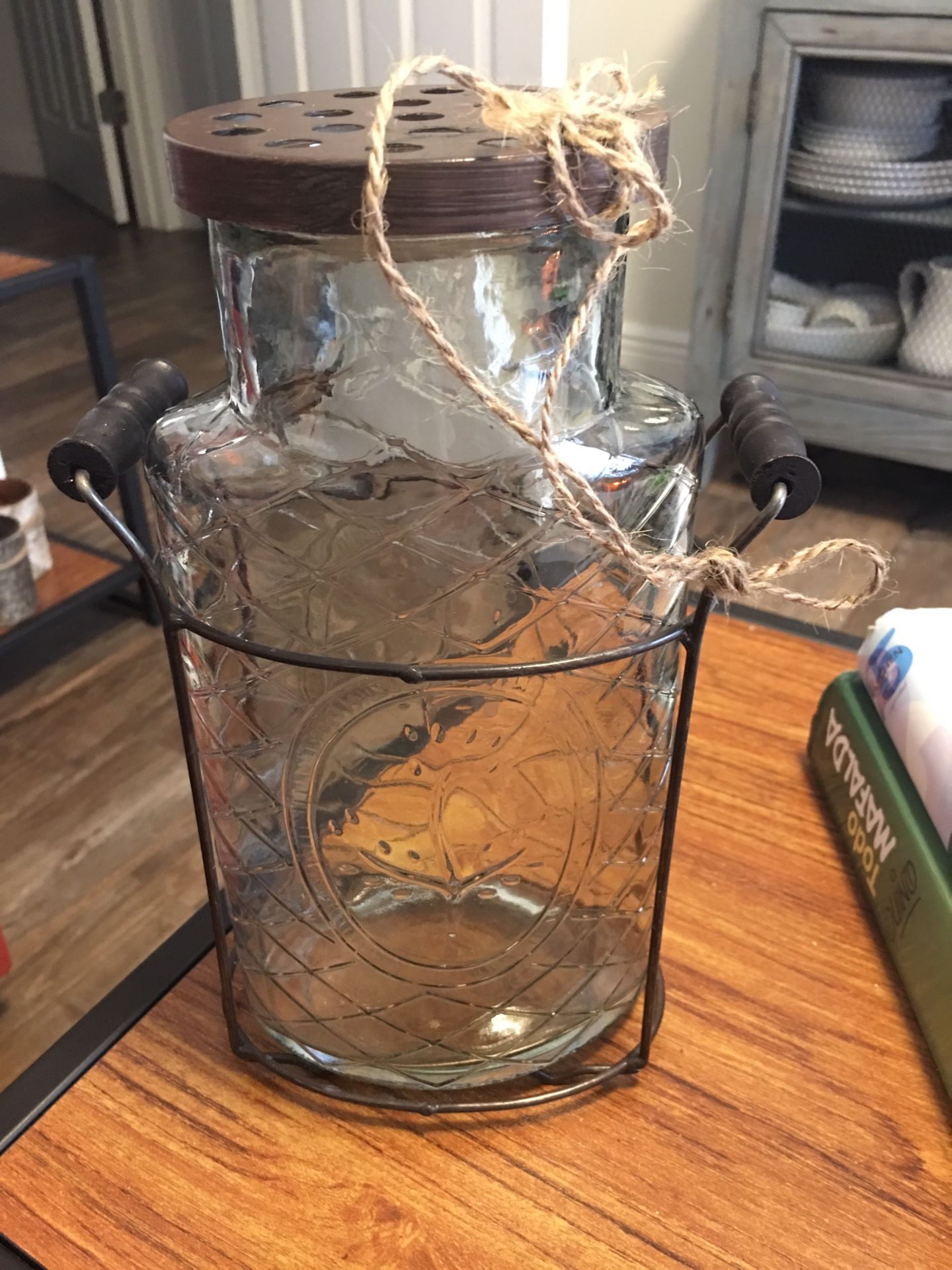 Farmhouse rustic glass vase for flowers. Rústico jarrón estilo granja