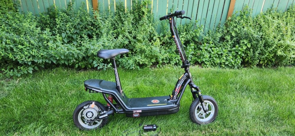 Really Nice SCHWINN FUSION Electric Scooter With A Seat and Charger