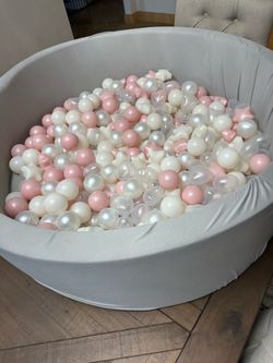 Toddler Ball Pit w 400 balls