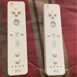 2 Wii Nintendo Controllers In Excellent Condition 