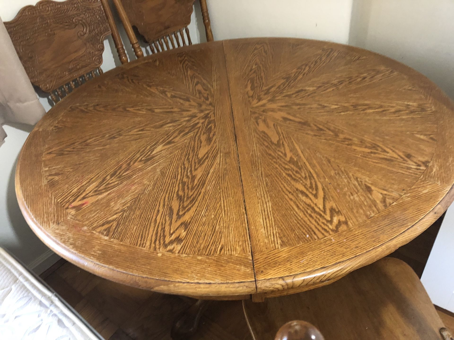 Must go!! A very sturdy round / oval dining table +5 chairs + a leaf