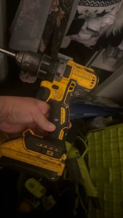 Dealt drill and battery