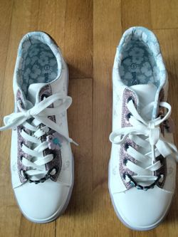 Ground Up brand Disney Lilo & Stitch women's low-top sneaker, size 9