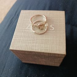 Woman's Wedding Ring Set.