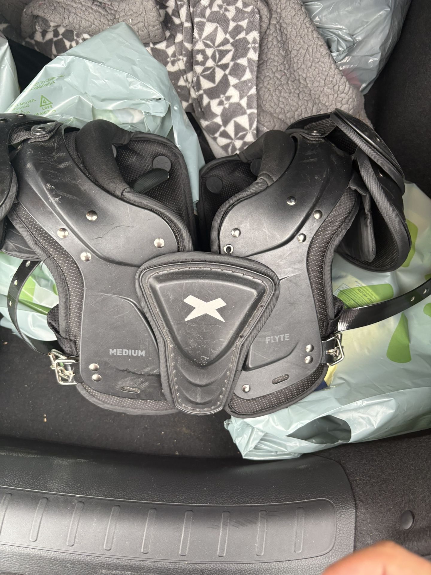 Xenith Flyte Football Shoulder Pads – Medium