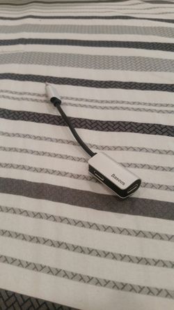 IPhone 7/8/X auxiliar(splitter)adapter.