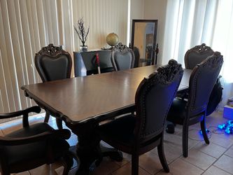 Beautiful, elegant  Dining table seats 6