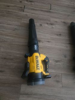 Shop DEWALT
20V MAX XR 550 CFM 133 MPH Cordless Battery Powered Blower (Tool-Only)