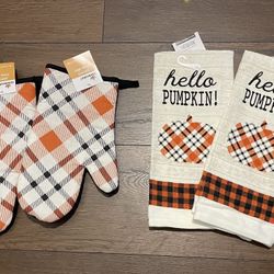 Kitchen Towels And Oven Mittens Set