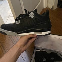 Canvas 4 Jordan’s size 9.5