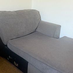 Sofa.  Es. Una. Sola parte.  Buenas. Condiciones.   Spring valley area.