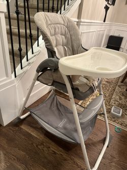 Graco Slim Snacker High Chair.