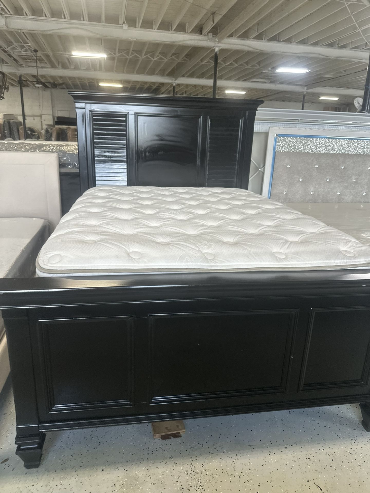 QUEEN SIZE MATTRESS AND BOX SPRING SET AND BED GOOD CONDITION FREE DELIVERY π