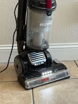 Eureka Dash Sprint Pet Upright Vacuum with LED headlight, swivel steering, easy use & cleaning, works great! Hardwood Or Carpet