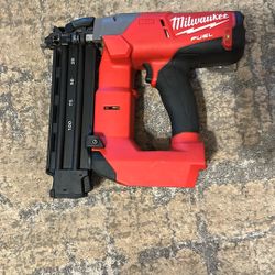 MILWAUKEE 2740-20 M18 FUEL 18 GAUGE BRAD NAILER (TOOL-ONLY) USED.