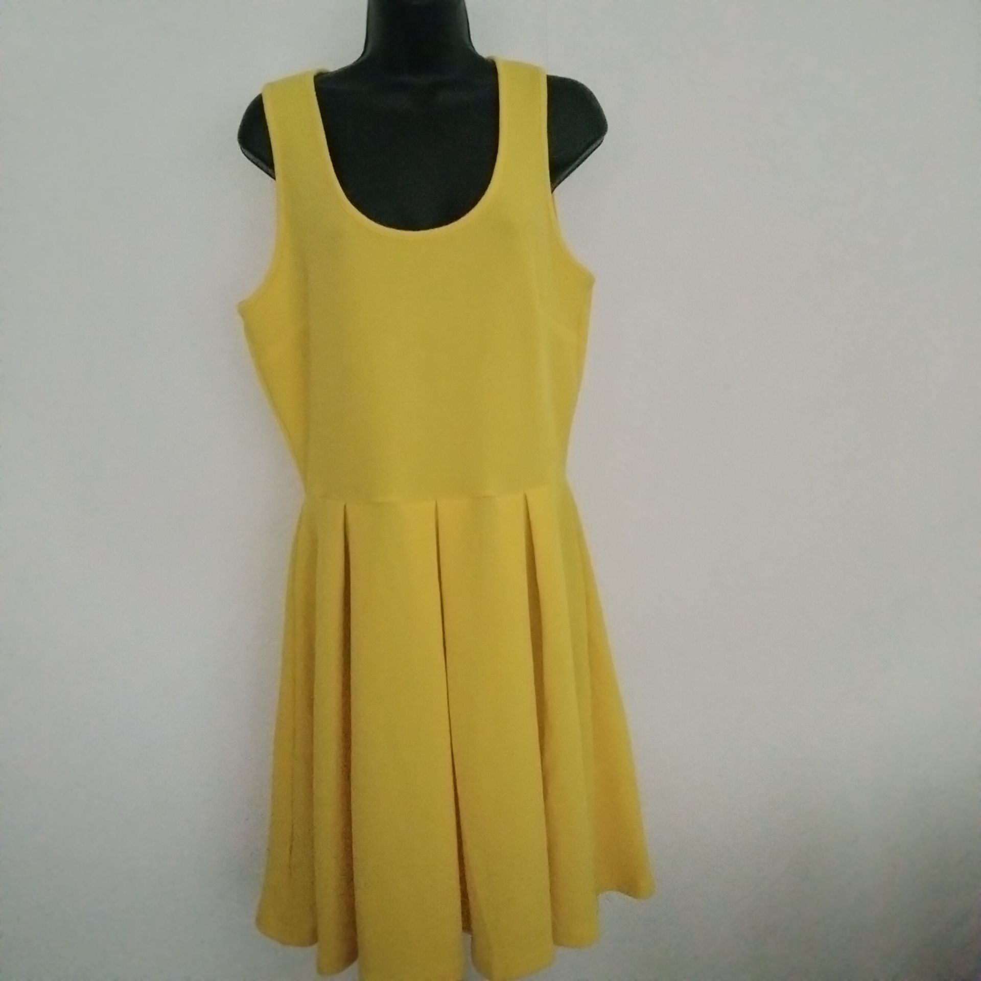 White Mark Dress Size XL Yellow Sleeveless Box Pleat Stretch