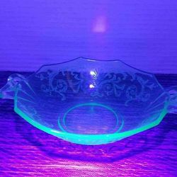 Vintage Fostoria Versailles Uranium Green Depression Sweet Meat Dish With Bow Tie Handles