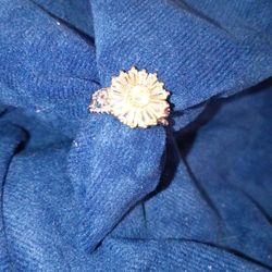 beautifull ring sz 7 (I think)