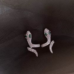 Brand new snake earrings in color silver