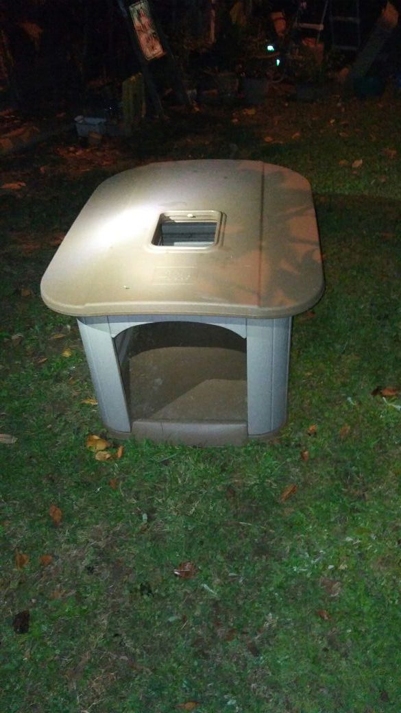 Dog house with sun roof