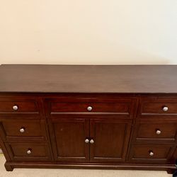 Selling 1 dresser, 2 nightstands and 1 lamp