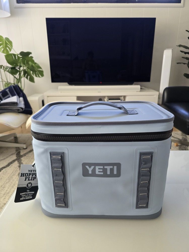 Yeti Hopper Flip 18 Soft Cooler Light Blue