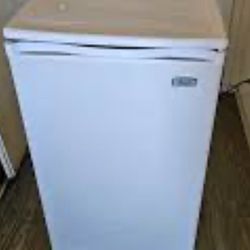 Avanti 4.4 cu. ft. Compact Refrigerator w/built-in mini freezer