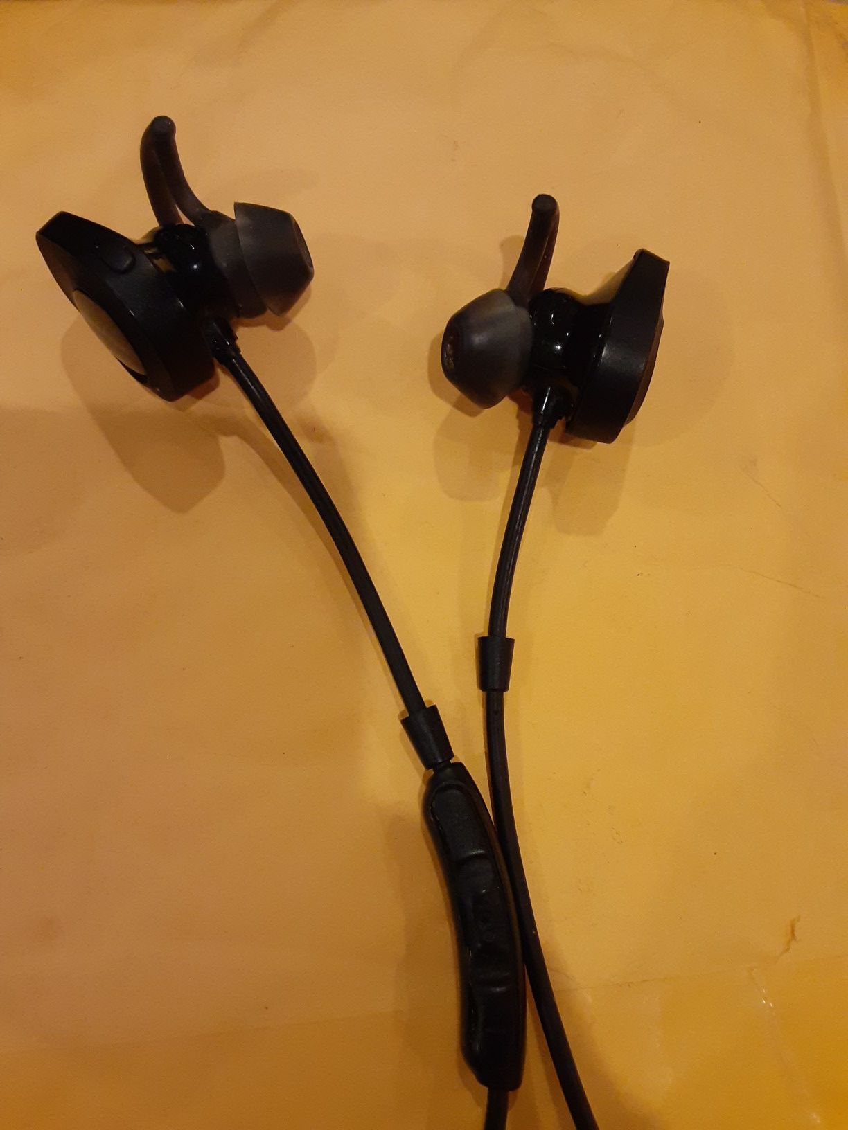 Black pre owned Bose soundsport free bluetooth wired buds
