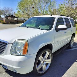 2007 GMC Yukon w/ 24 inch rims